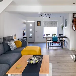 The Hollywood - Beautiful 3 Bedroom House , Cardiff United Kingdom