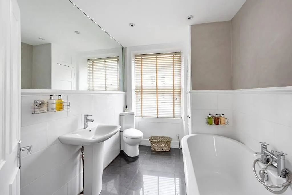 Tatil Evi Lovely 4 Bedroom Townhouse Bath