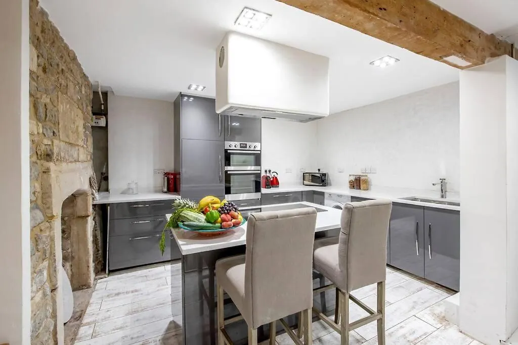 Lovely 4 Bedroom Townhouse Bath 0*,  Birleşik Krallık