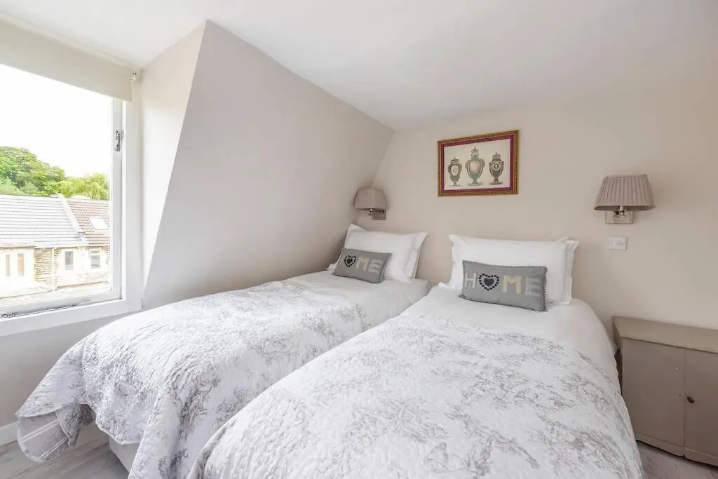 Lovely 4 Bedroom Townhouse Bath 0*,