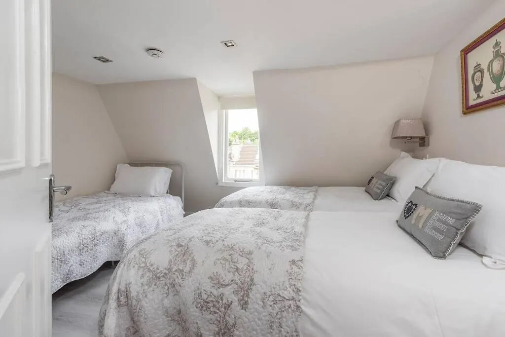 Lovely 4 Bedroom Townhouse Bath