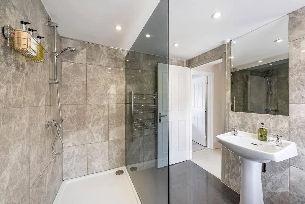 Lovely 4 Bedroom Townhouse Bath