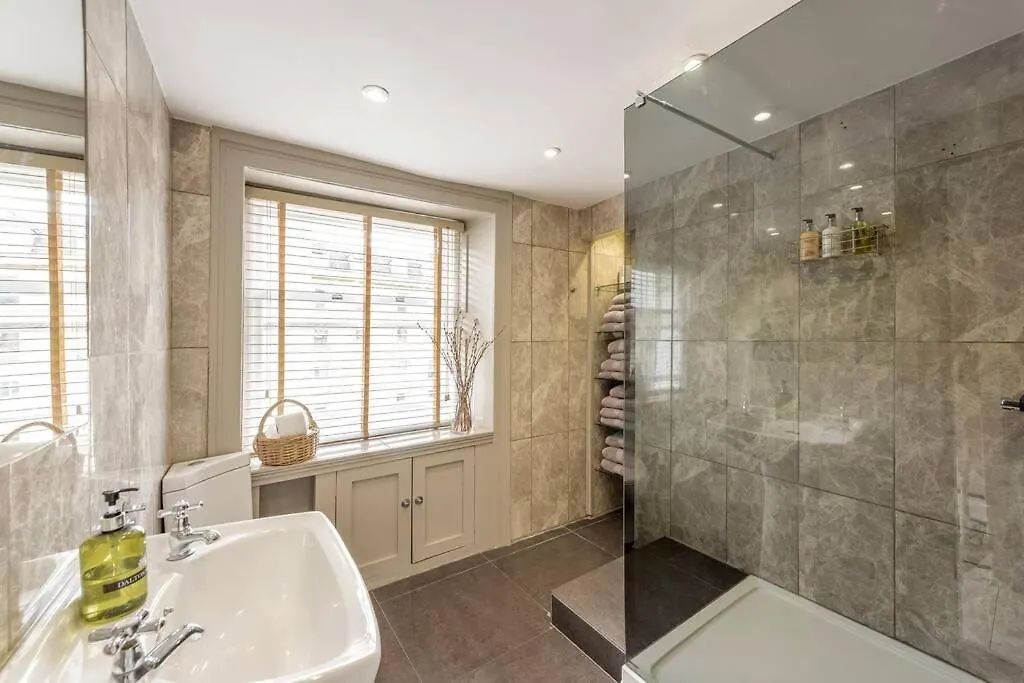 Lovely 4 Bedroom Townhouse Bath 0*,